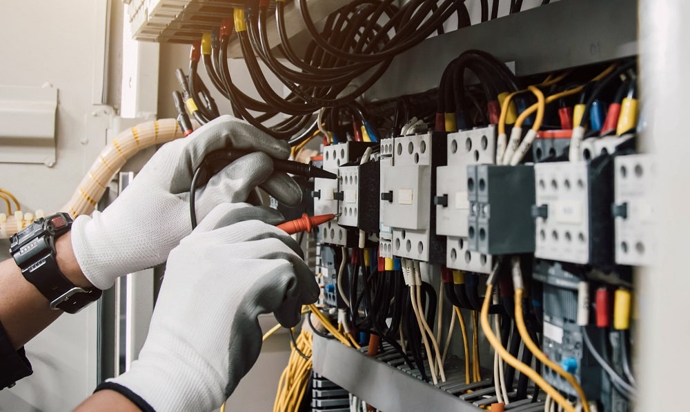 Electrician Constanta la tablou de distribuție